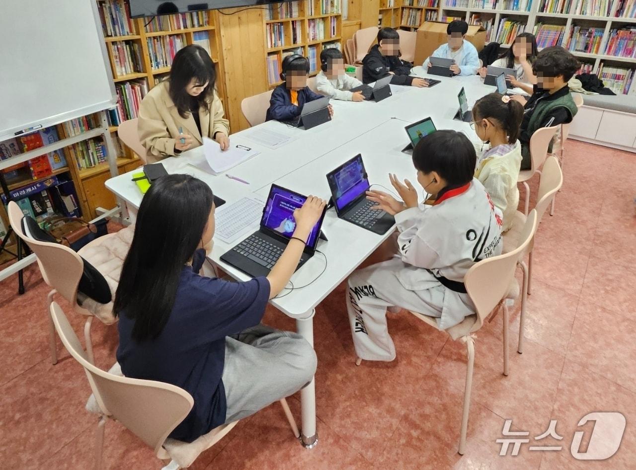 본문 이미지 - 강원도 태백시 소재 한 지역아동센터에서 아이들이 웅진스마트올을 활용해 학습하고 있다.(웅진 제공)