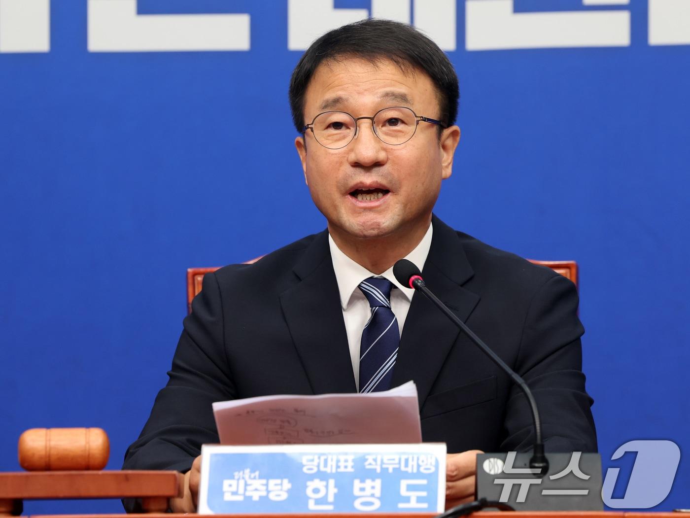 본문 이미지 - 한병도 더불어민주당 당대표 직무대행 겸 원내대표가 22일 서울 여의도 국회에서 열린 최고위원회의에서 모두 발언을 하고 있다. 2026.7.22 ⓒ 뉴스1 황기선 기자