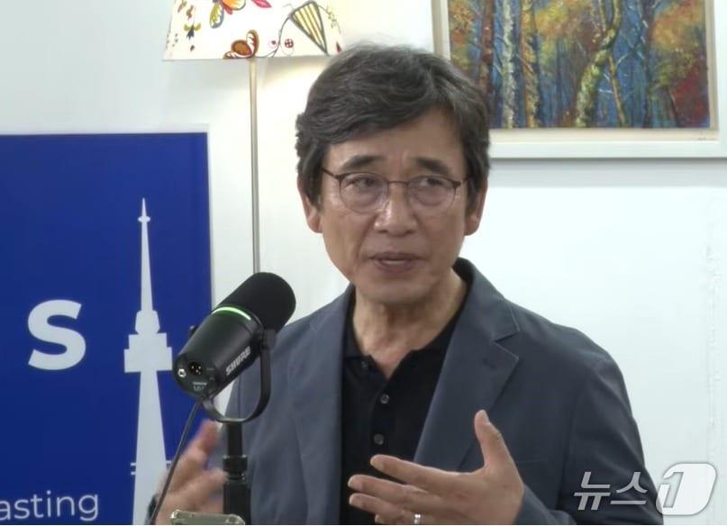본문 이미지 - 유시민 작가가 21일 유튜브 채널 '2분뉴스'에서 이재명 대통령이 검찰 수사 기소권 분리에 의지가 없는 것 같다, 뉴이재명의 수장은 이 대통령인 것 같다는 내용의 발언을 했다. (유튜브 갈무리) ⓒ 뉴스1 