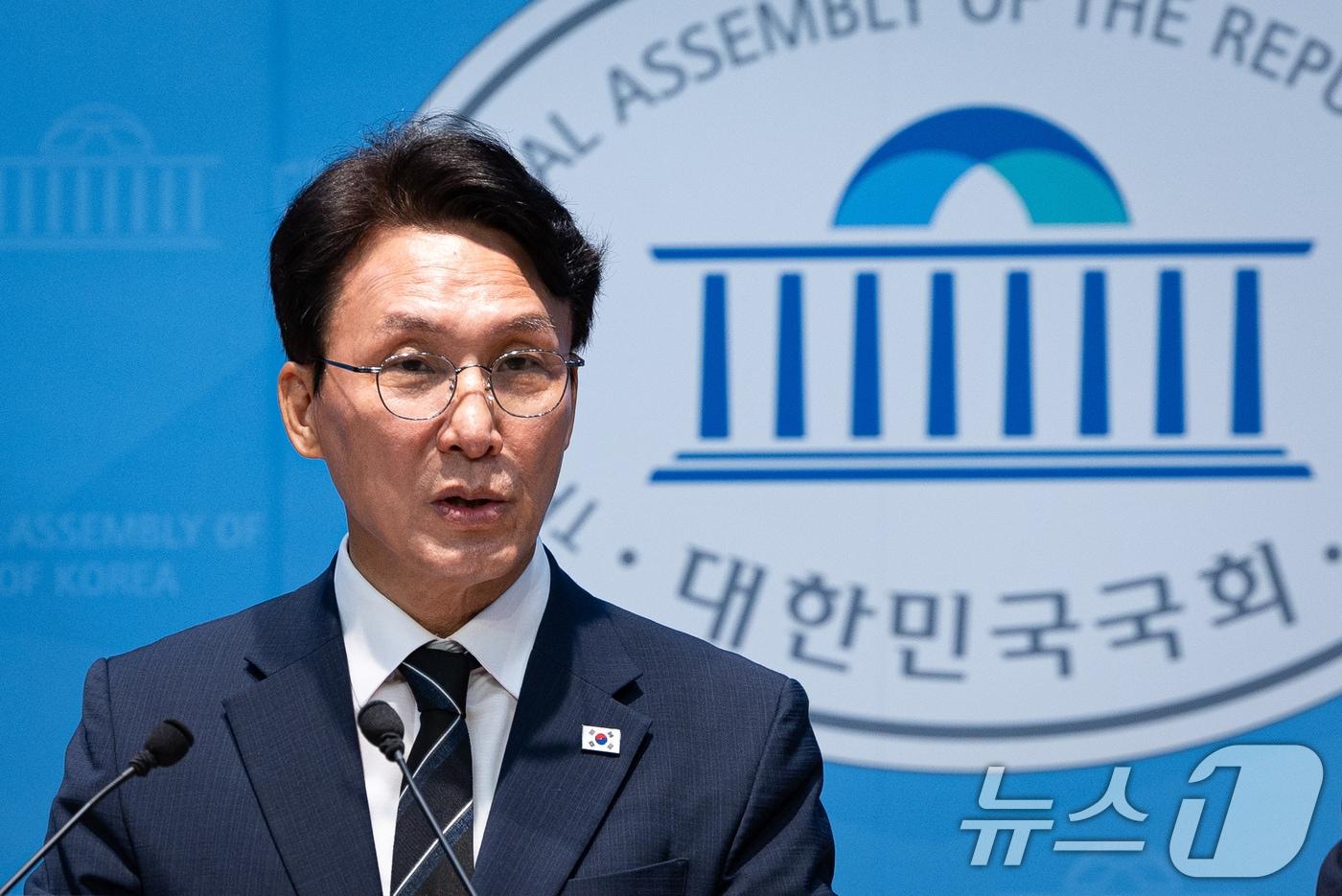 본문 이미지 - 김민석 더불어민주당 당대표 후보가 22일 서울 여의도 국회 소통관에서 4대 개혁 발표를 하고 있다. 2026.7.22 ⓒ 뉴스1 유승관 기자