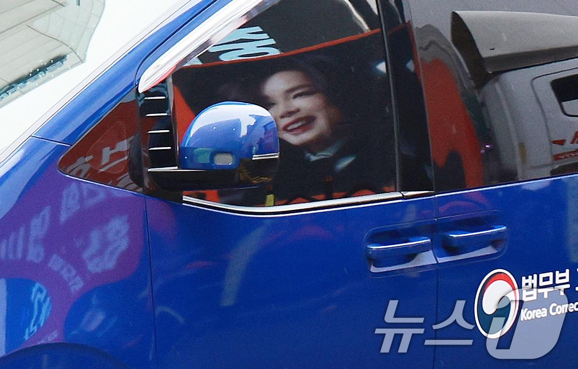 본문 이미지 - 김건희 여사를 태운 호송차가 22일 경기 과천 2차 종합특검 사무실 지하주차장으로 들어서고 있다.  2026.7.22 ⓒ 뉴스1 이호윤 기자
