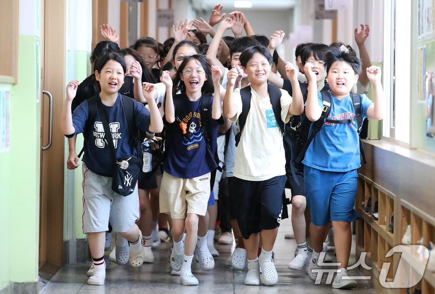 본문 이미지 - 대구 지역에 오전부터 폭염이 시작된 22일 서구 내당동 대구경운초등학교에 방학식을 마친 5학년 학생들이 환호성을 지르며 교실을 나서고 있다. 2026.7.22 ⓒ 뉴스1 공정식 기자