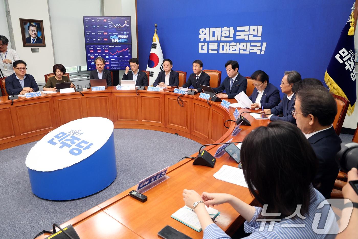 본문 이미지 - 한병도 더불어민주당 당대표 직무대행 겸 원내대표가 22일 서울 여의도 국회에서 열린 최고위원회의에서 모두 발언을 하고 있다. 2026.7.22 ⓒ 뉴스1 황기선 기자