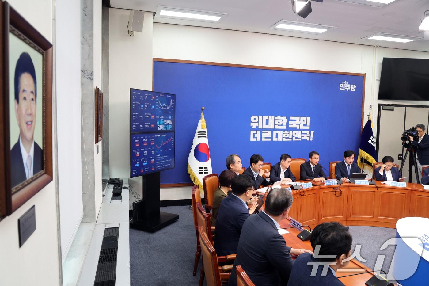 본문 이미지 - 한병도 더불어민주당 당대표 직무대행 겸 원내대표가 22일 서울 여의도 국회에서 열린 최고위원회의에서 모두 발언을 하고 있다. 회의실에 노무현 전 대통령 사진이 걸려 있다. 2026.7.22 ⓒ 뉴스1 황기선 기자