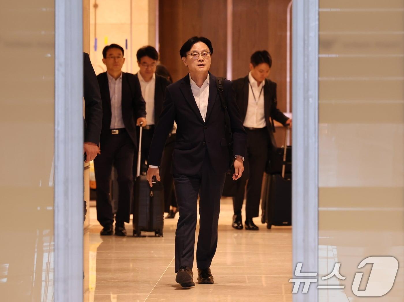 본문 이미지 - 김정관 산업통상부 장관이 22일 인천국제공항 제2여객터미널을 통해 미국 워싱턴으로 출국하고 있다. 김 장관은 23일(현지시간) 열리는 한미 조선협력센터(KUSPC) 개소식에 참석하고, ‘쿠팡 사태’ 등 한미 통상 현안과 대미 투자 프로젝트 후속 조치를 논의할 예정이다. 2026.7.22 ⓒ 뉴스1 박지혜 기자