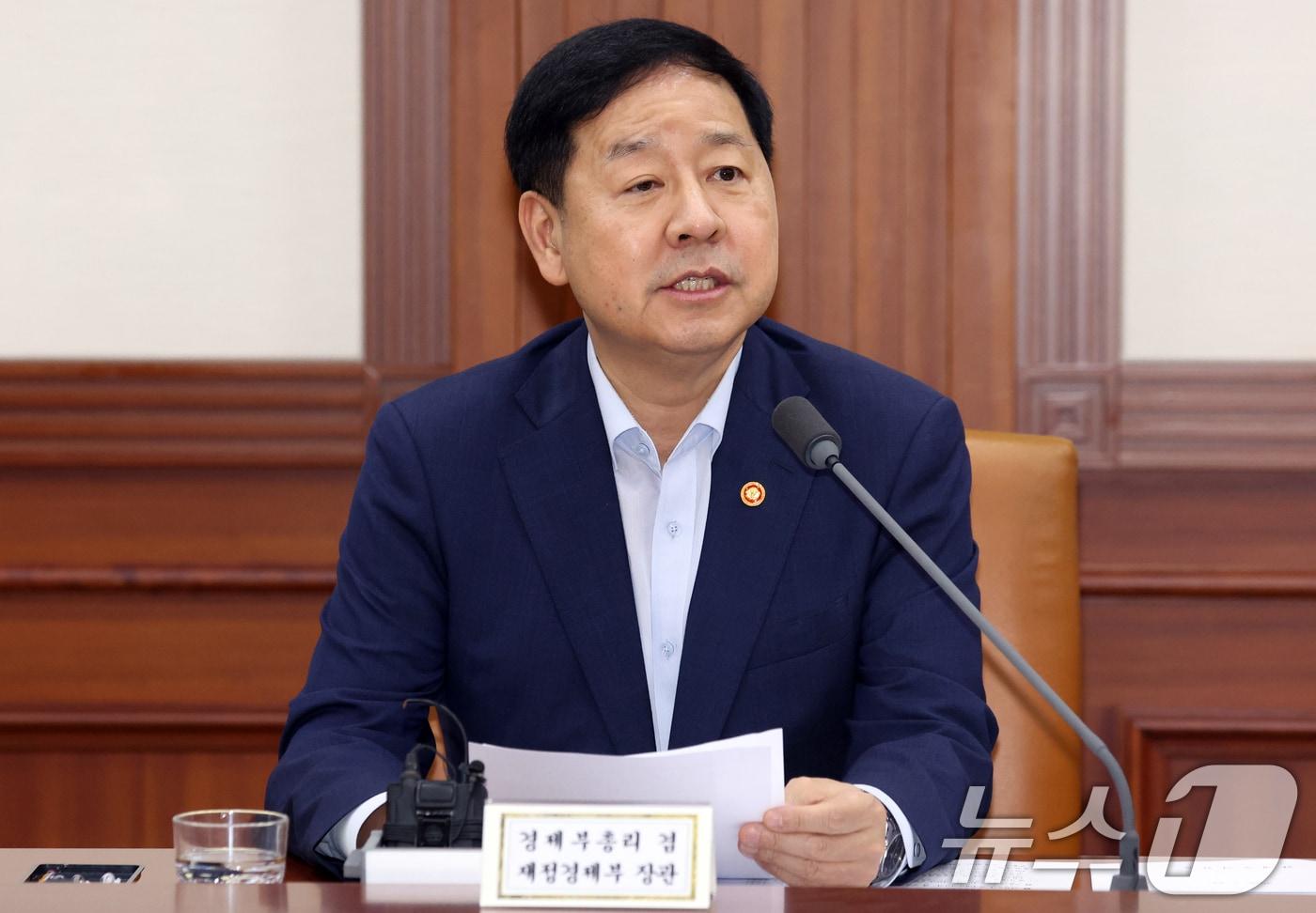 본문 이미지 - 구윤철 경제부총리 겸 재정경제부 장관이 22일 오전 서울 종로구 세종대로 정부서울청사에서 열린 비상경제본부회의 겸 경제산업경쟁력강화 관계장관회의에서 모두 발언을 하고 있다. 2026.7.22 ⓒ 뉴스1 김명섭 기자