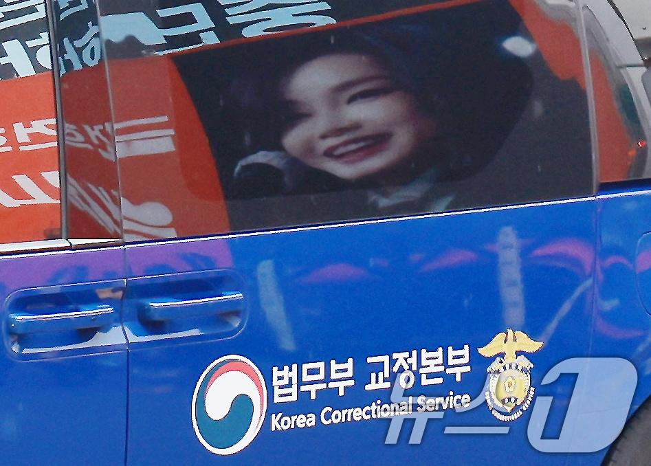 본문 이미지 - 김건희 여사를 태운 호송차가 22일 경기 과천 2차 종합특검 사무실 지하주차장으로 들어서고 있다. 2026.7.22 ⓒ 뉴스1 이호윤 기자