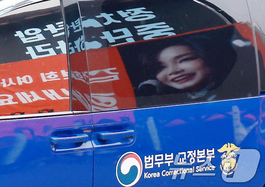 본문 이미지 - 김건희 여사를 태운 호송차가 22일 경기 과천 2차 종합특검 사무실 지하주차장으로 들어서고 있다.  2026.7.22 ⓒ 뉴스1 이호윤 기자