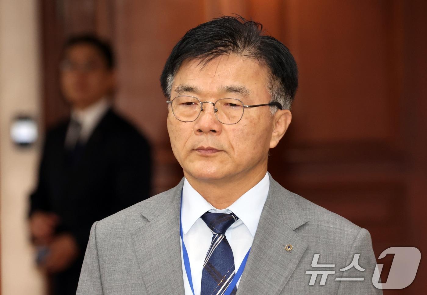 본문 이미지 - 박상진 한국산업은행 회장이 22일 오전 서울 종로구 세종대로 정부서울청사에서 열린 비상경제본부회의 겸 경제산업경쟁력강화 관계장관회의에 참석하고 있다. 2026.7.22 ⓒ 뉴스1 김명섭 기자