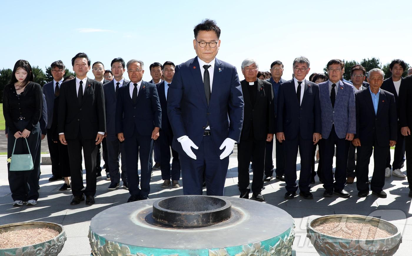 본문 이미지 - 더불어민주당 당 대표 선거에 출마한 송영길 의원이 22일 오전 제주시 봉개동 제주4·3평화공원 위령제단 앞에서 참배하고 있다. ⓒ 뉴스1 오미란 기자