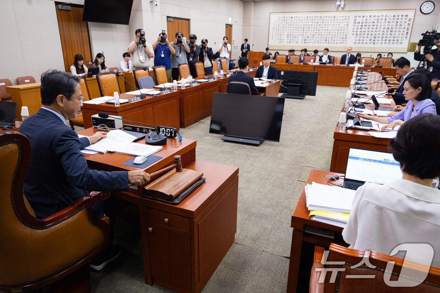 본문 이미지 - 김승원 국회 법제사법위원회 법안심사제1소위원장이 22일 서울 여의도 국회에서 열린 제437회 국회(임시회) 법제사법위원회 제5차 법안심사제1소위원회에서 의사봉을 두드리고 있다. 2026.7.22 ⓒ 뉴스1 유승관 기자