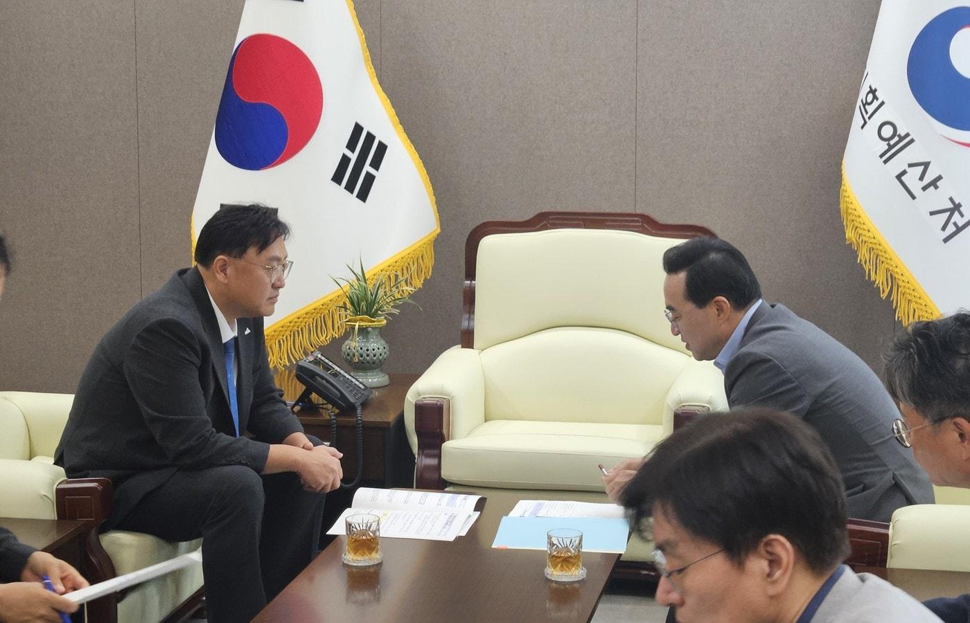 본문 이미지 - 22일  조상호 세종시장(왼쪽)이 박홍근 기획예산처 장관과 면담하고 있다.(세종시 제공. 재판매 및 DB 금지)