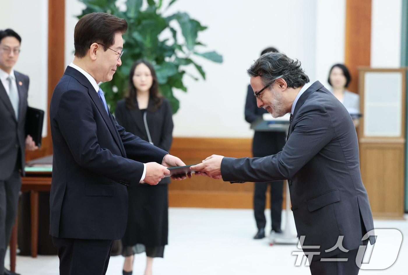 본문 이미지 - 이재명 대통령이 22일 청와대에서 열린 주한대사 신임장 제정식에서 페르난도 메이렐리스 피멘테우 주한브라질대사로부터 신임장을 받고 있다. 2026.7.22 ⓒ 뉴스1 이재명 기자