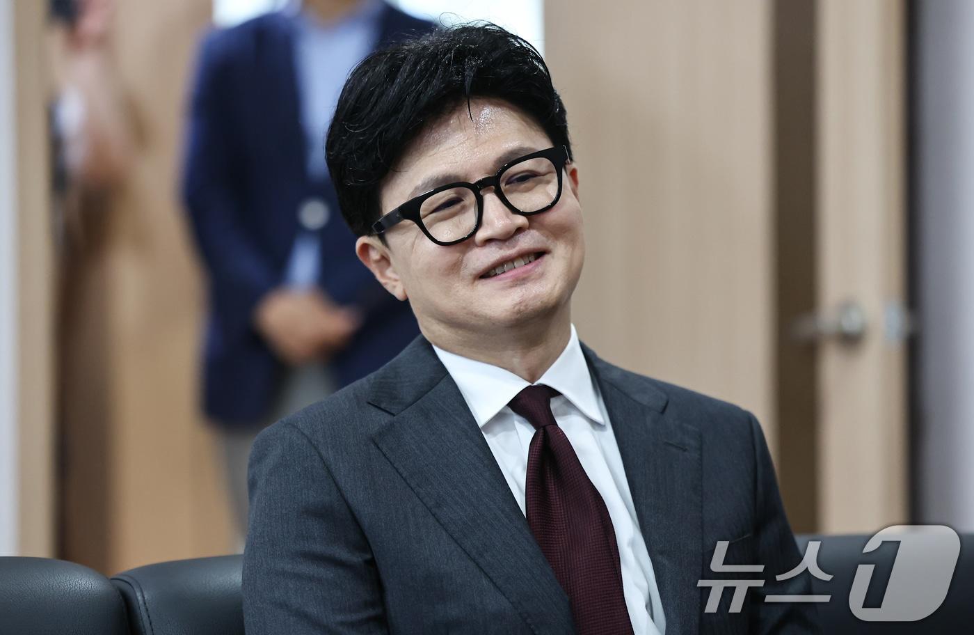 본문 이미지 - 한동훈 의원이 22일 서울 동작구 김영삼대통령기념재단을 방문해 김현철 재단 이사장과 대화를 나누고 있다. 2026.7.22 ⓒ 뉴스1 김도우 기자