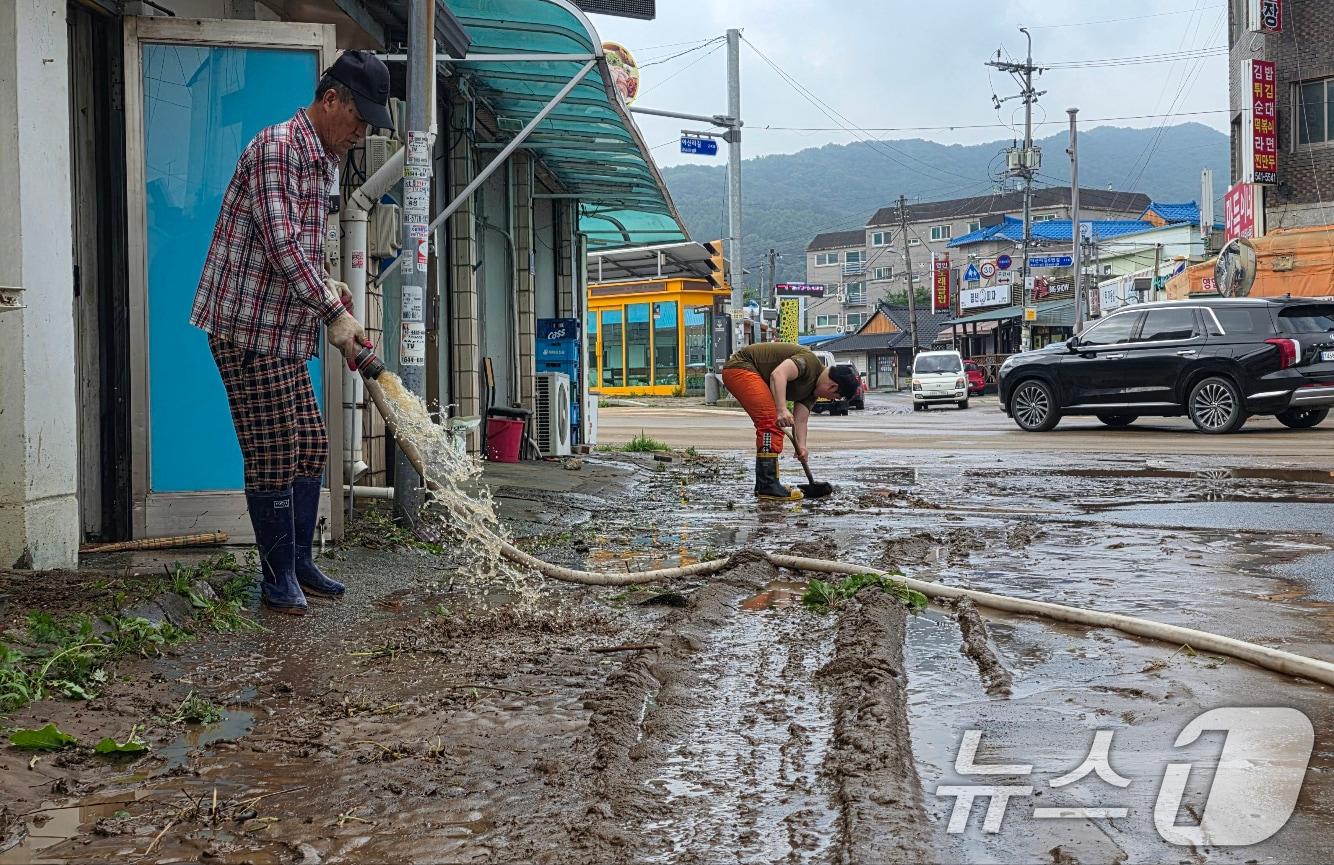 본문 이미지 - 22일 밤사이 많은 비가 내린 충남 아산 영인면 아산리 주택이 침수돼 주민들이 수해복구를 하고 있다. 2026.7.22 ⓒ 뉴스1 이시우 기자