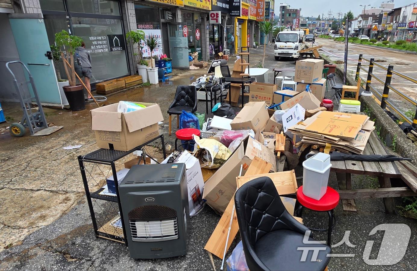 본문 이미지 - 충남 아산 영인면 아산리 주택이 침수돼 집기류가 밖으로 옮겨져 있다. 2026.7.22 ⓒ 뉴스1 이시우 기자