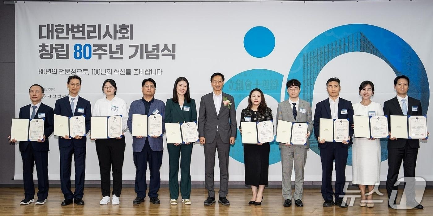 본문 이미지 - 한미사이언스 한지연 IP팀 팀장(오른쪽 두 번째)이 지식재산 유공자들과 함께 지난 6월 26일 서울 서초동 대한변리사회관에서 열린 대한변리사회 창립 80주년 기념식에서 기념촬영을 하고 있다 (한미사이언스 제공)