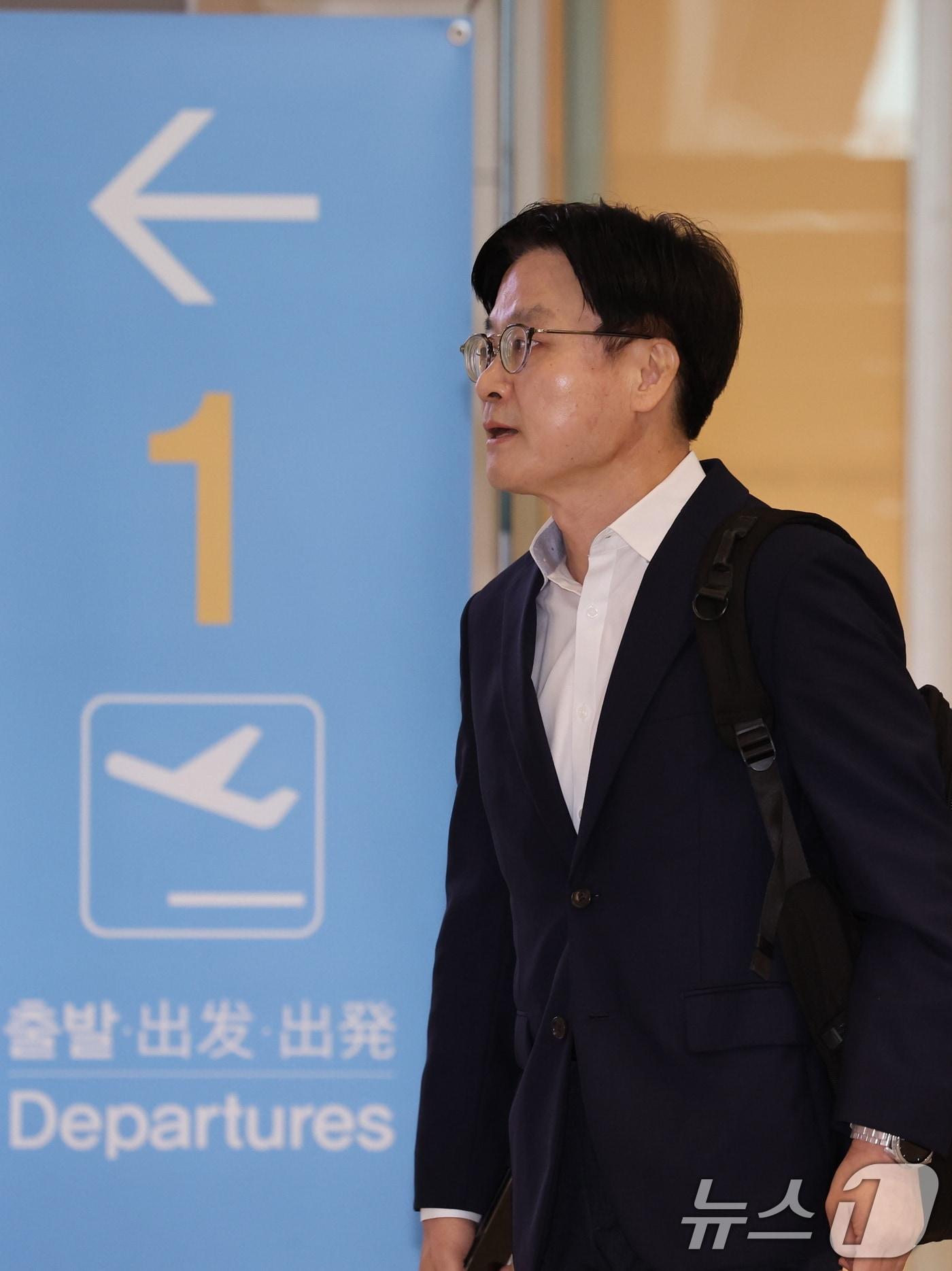 본문 이미지 - 김정관 산업통상부 장관이 22일 인천국제공항 제2여객터미널을 통해 미국 워싱턴으로 출국하고 있다. 김 장관은 23일(현지시간) 열리는 한미 조선협력센터(KUSPC) 개소식에 참석하고, ‘쿠팡 사태’ 등 한미 통상 현안과 대미 투자 프로젝트 후속 조치를 논의할 예정이다. 2026.7.22 ⓒ 뉴스1 박지혜 기자