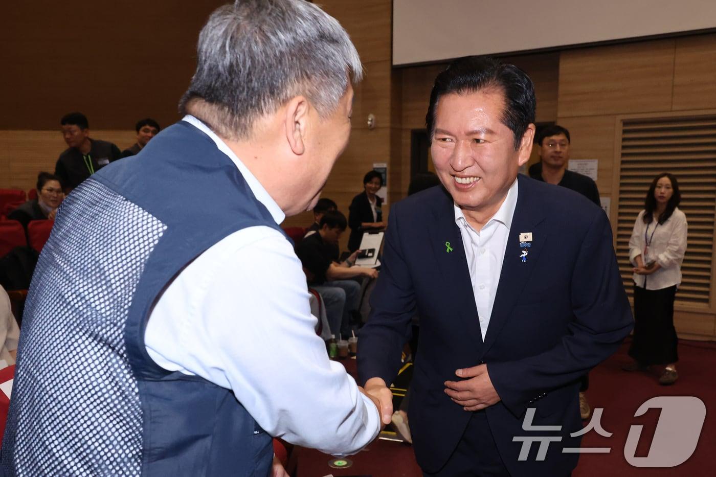 본문 이미지 - 더불어민주당 당권 주자인 정청래 의원과 김동명 한국노총 위원장이 22일 서울 여의도 국회 의원회관에서 열린 '민주당, 청년을 담아 노동을 잇다' 행사에서 인사하고 있다. 2026.7.22 ⓒ 뉴스1 신웅수 기자
