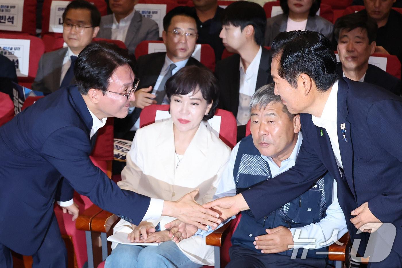 본문 이미지 - 더불어민주당 당권 주자인 김민석, 정청래 의원이 22일 서울 여의도 국회 의원회관에서 열린 '민주당, 청년을 담아 노동을 잇다' 행사에서 인사하고 있다. 2026.7.22 ⓒ 뉴스1 신웅수 기자