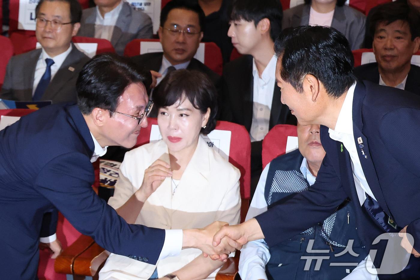 본문 이미지 - 더불어민주당 당권 주자인 김민석, 정청래 의원이 22일 서울 여의도 국회 의원회관에서 열린 '민주당, 청년을 담아 노동을 잇다' 행사에서 인사하고 있다. 2026.7.22 ⓒ 뉴스1 신웅수 기자