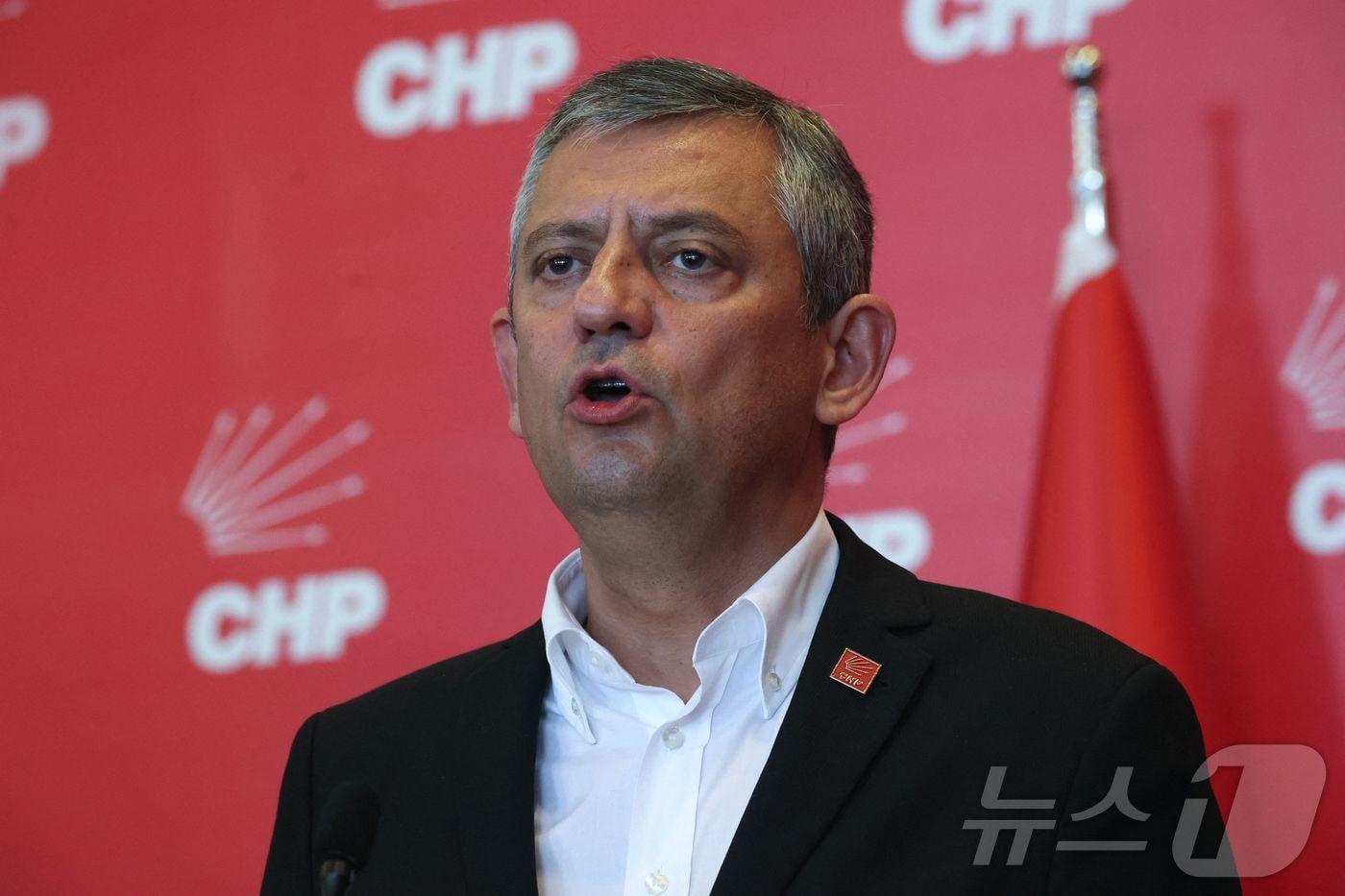 본문 이미지 - 외즈귀르 외젤 공화인민당(CHP) 대표가 2026년 5월 22일 앙카라의 당 본부에서 열린 2023년 11월 CHP 전당대회 매표 의혹 규탄 시위 도중 기자회견에서 발언하고 있다. 2026.05.22. ⓒ AFP=뉴스1