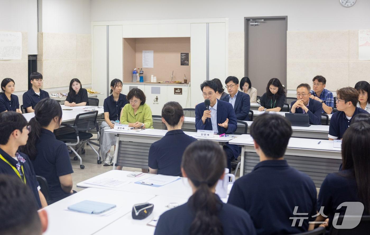 본문 이미지 -  안민석 경기교육감이 21일 화성 YBM연수원에서 열린 삼괴고 학생자치회 워크숍에서 학생들과 대화하고 있다. (경기도교육청 제공)