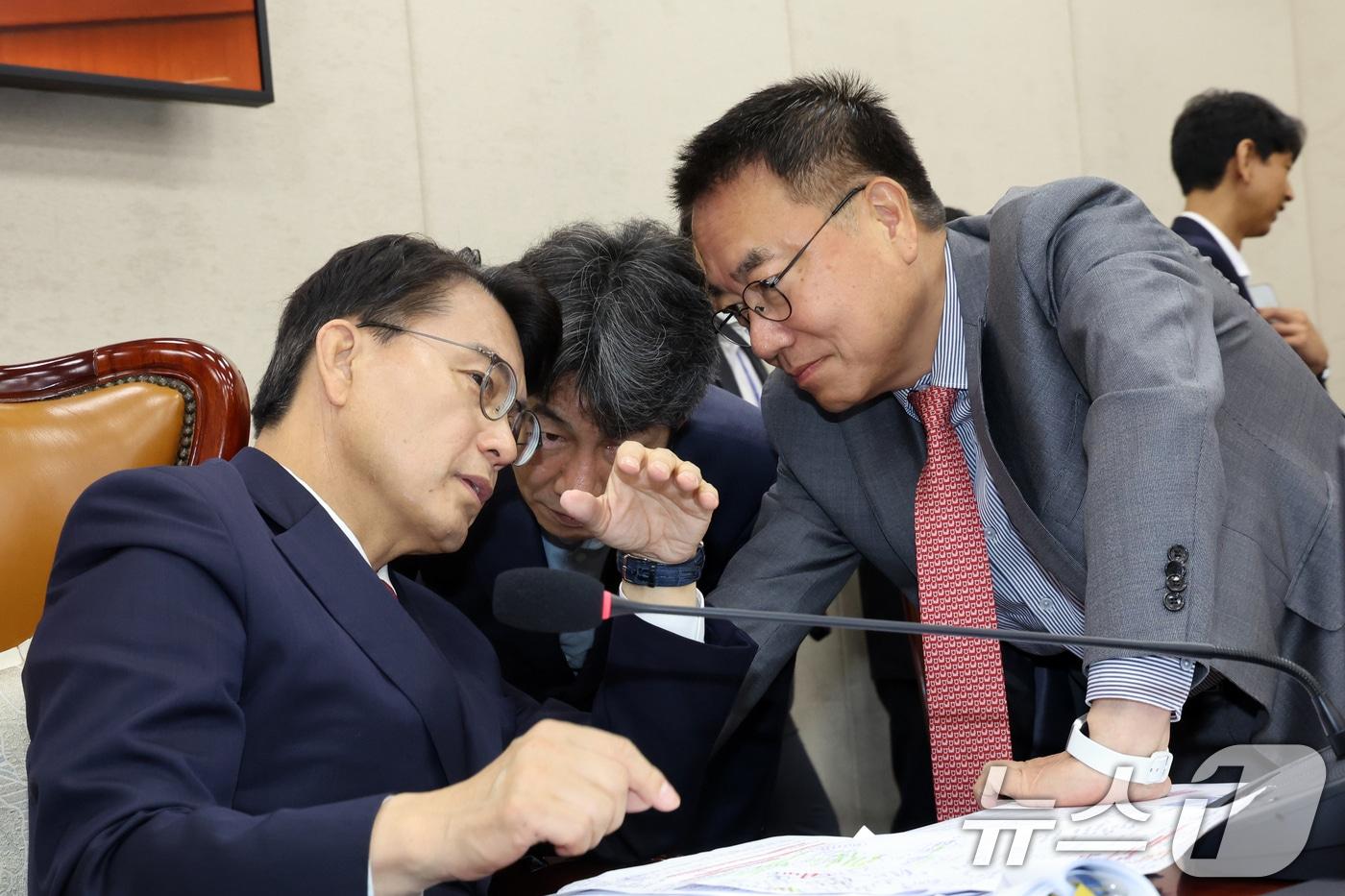 본문 이미지 - 윤상현 국조특위원장이 22일 서울 여의도 국회에서 열린 제9회 전국동시 지방선거 투표용지 부족사태 등 국민참정권 침해 진상규명 및 선거관리 개혁을 위한 국정조사특별위원회 제6차 전체회의 제2차 청문회에서 윤건영, 서범수 여야간사와 대화를 나누고 있다. 2026.7.22 ⓒ 뉴스1 황기선 기자