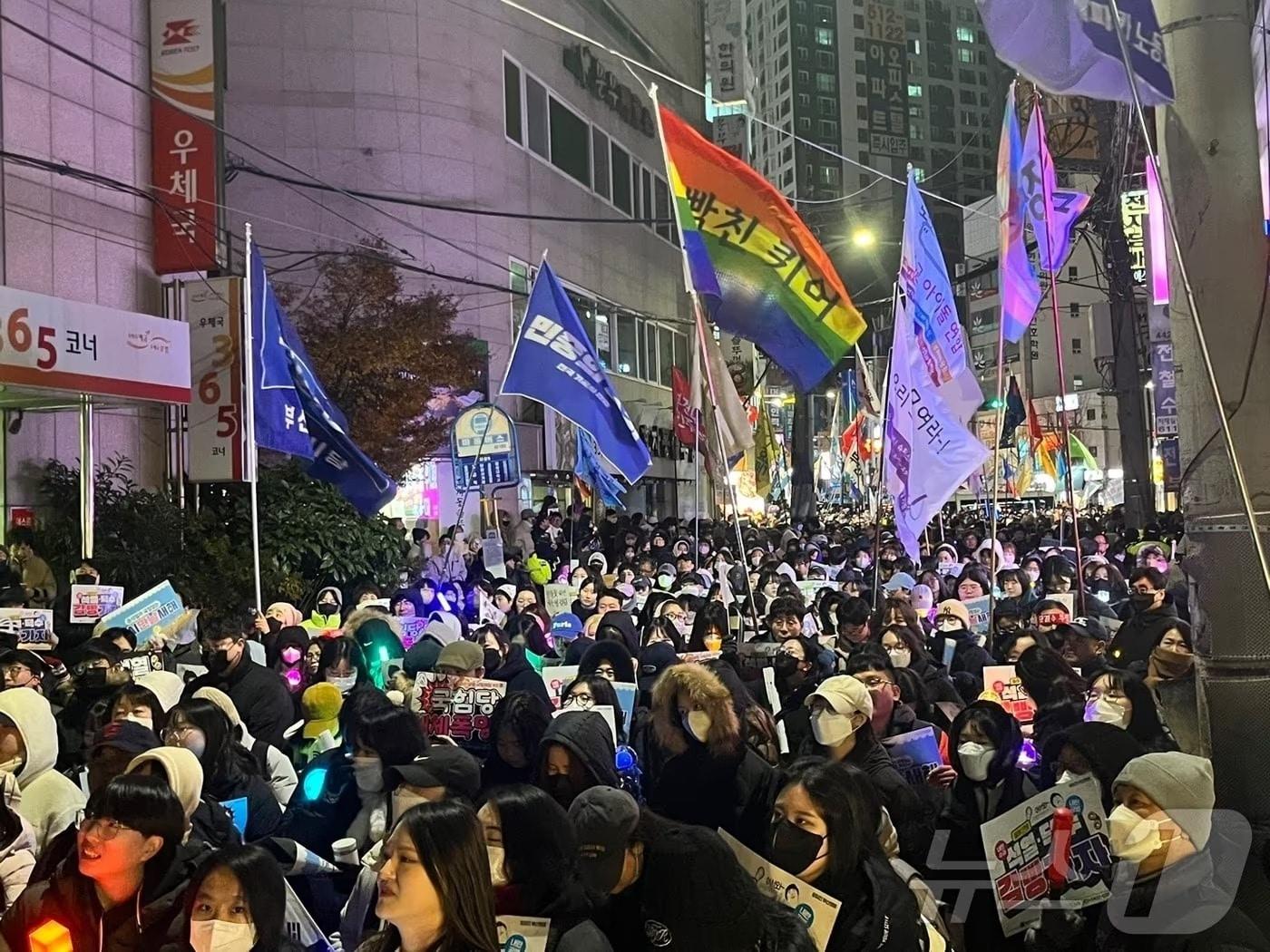 본문 이미지 - 2024년 12월 28일 오후 박수영 국회의원(국민의힘·부산 남구) 사무실 앞에서 시민들이 박 의원에게 내란에 대한 입장을 촉구하는 집회를 벌였다. ⓒ 뉴스1 DB