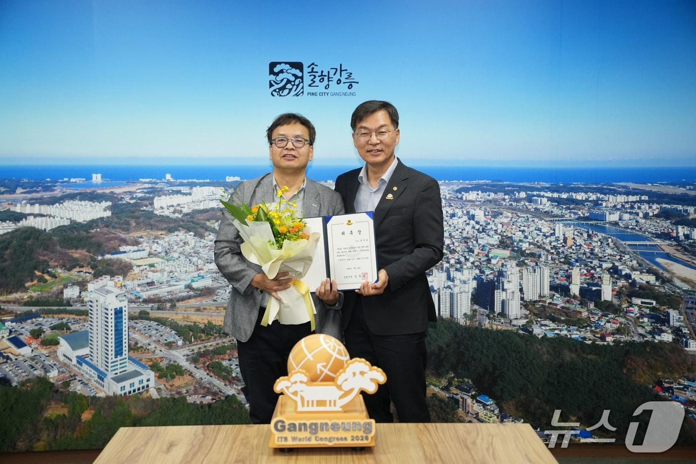본문 이미지 - 2028년까지 강원 강릉시 고문 변호사로 재위촉된 홍영표 변호사.(사진 왼쪽. 강릉시 제공, 재판매 및 DB 금지) 2026.7.22/뉴스1