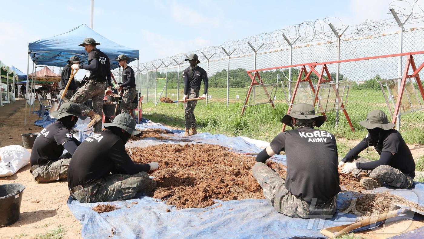 본문 이미지 - 22일 오전 무안국제공항 활주로 외곽에서 재수색 작업 중인 군 장병들. 2026.7.22 ⓒ 뉴스1 안재영 기자