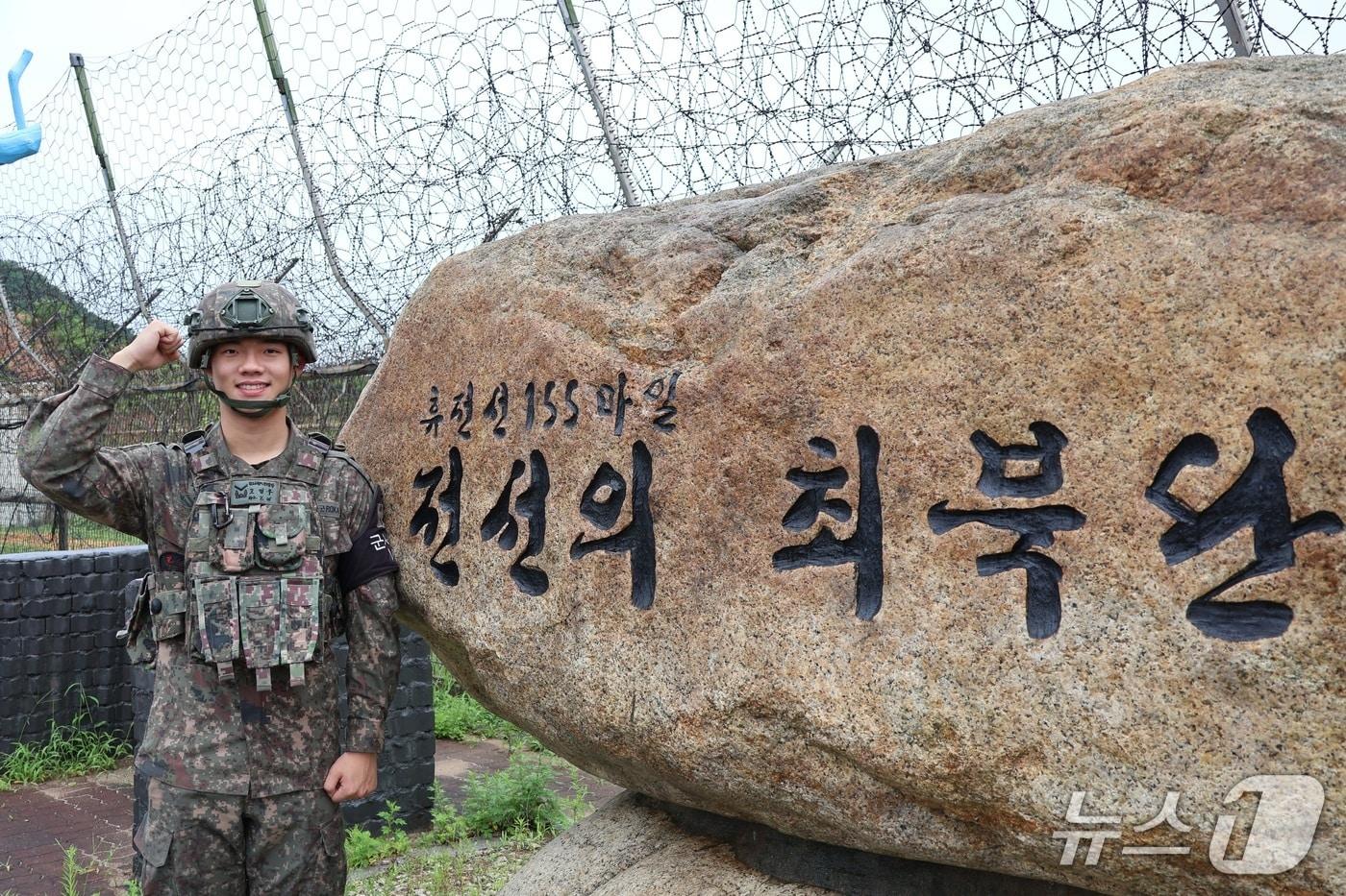 본문 이미지 - 육군 제22보병사단 고영우 하사가 사단 상징물 앞에서 기념촬영을 하고 있다. (육군 제공)