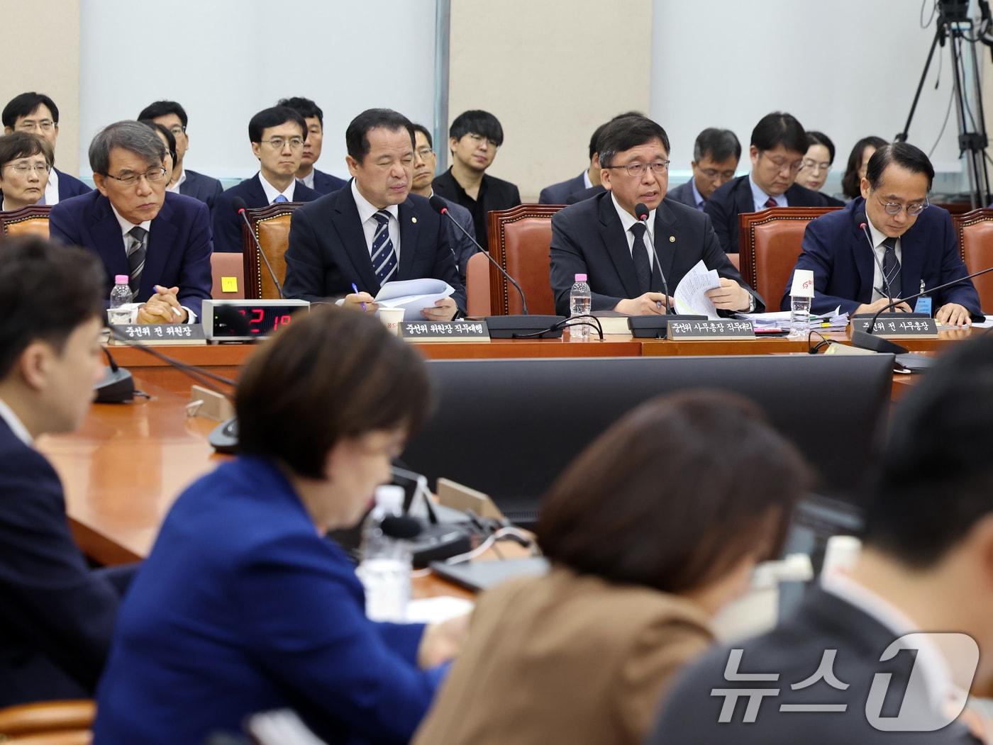 본문 이미지 - 강동완 중앙선거관리위원회 사무총장 직무대리가 22일 서울 여의도 국회에서 열린 제9회 전국동시 지방선거 투표용지 부족사태 등 국민참정권 침해 진상규명 및 선거관리 개혁을 위한 국정조사특별위원회 제6차 전체회의 제2차 청문회에서 의원 질의에 답하고 있다. 2026.7.22 ⓒ 뉴스1 황기선 기자