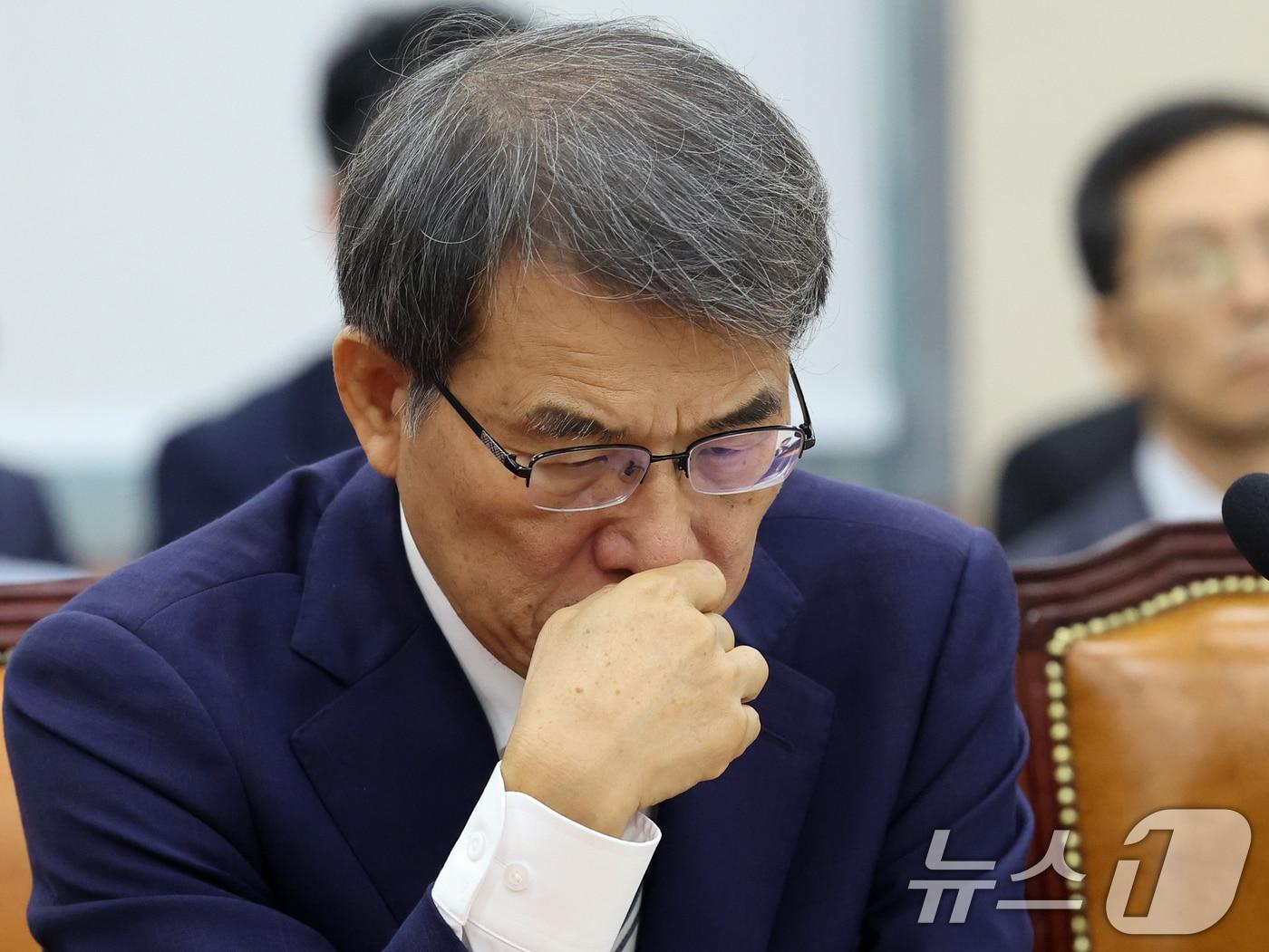 본문 이미지 - 노태악 전 중앙선거관리위원장이 서울 여의도 국회에서 열린 제9회 전국동시 지방선거 투표용지 부족사태 등 국민참정권 침해 진상규명 및 선거관리 개혁을 위한 국정조사특별위원회 제6차 전체회의 제2차 청문회에서 생각에 잠겨 있다. 2026.7.22 ⓒ 뉴스1 황기선 기자