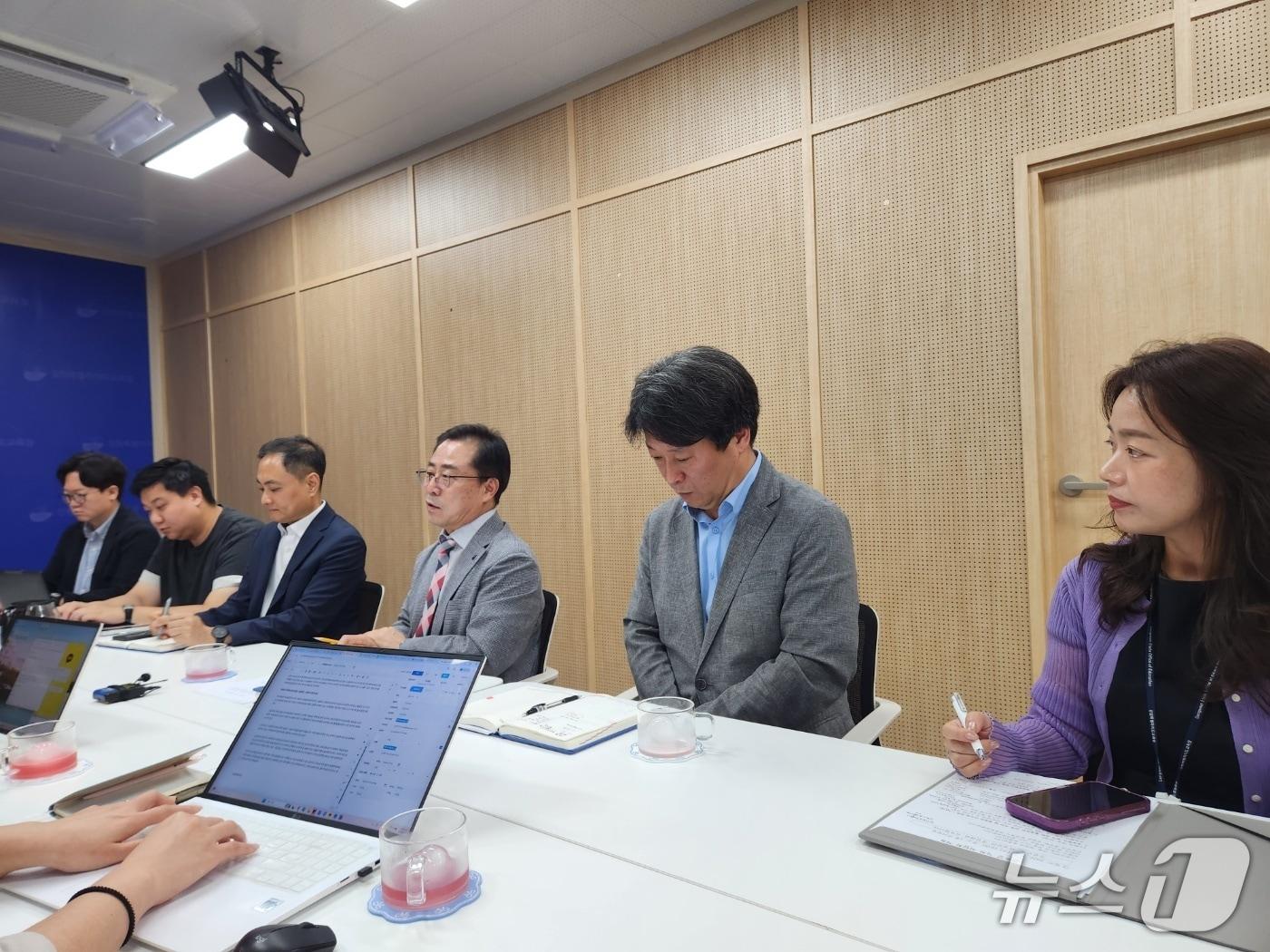 본문 이미지 - 강삼영 강원특별자치도교육감이 22일 도교육청 브리핑실에서 기자들과 차담회를 갖고 현안에 대해 설명하고 있다.2026.7.22 한귀섭 기자