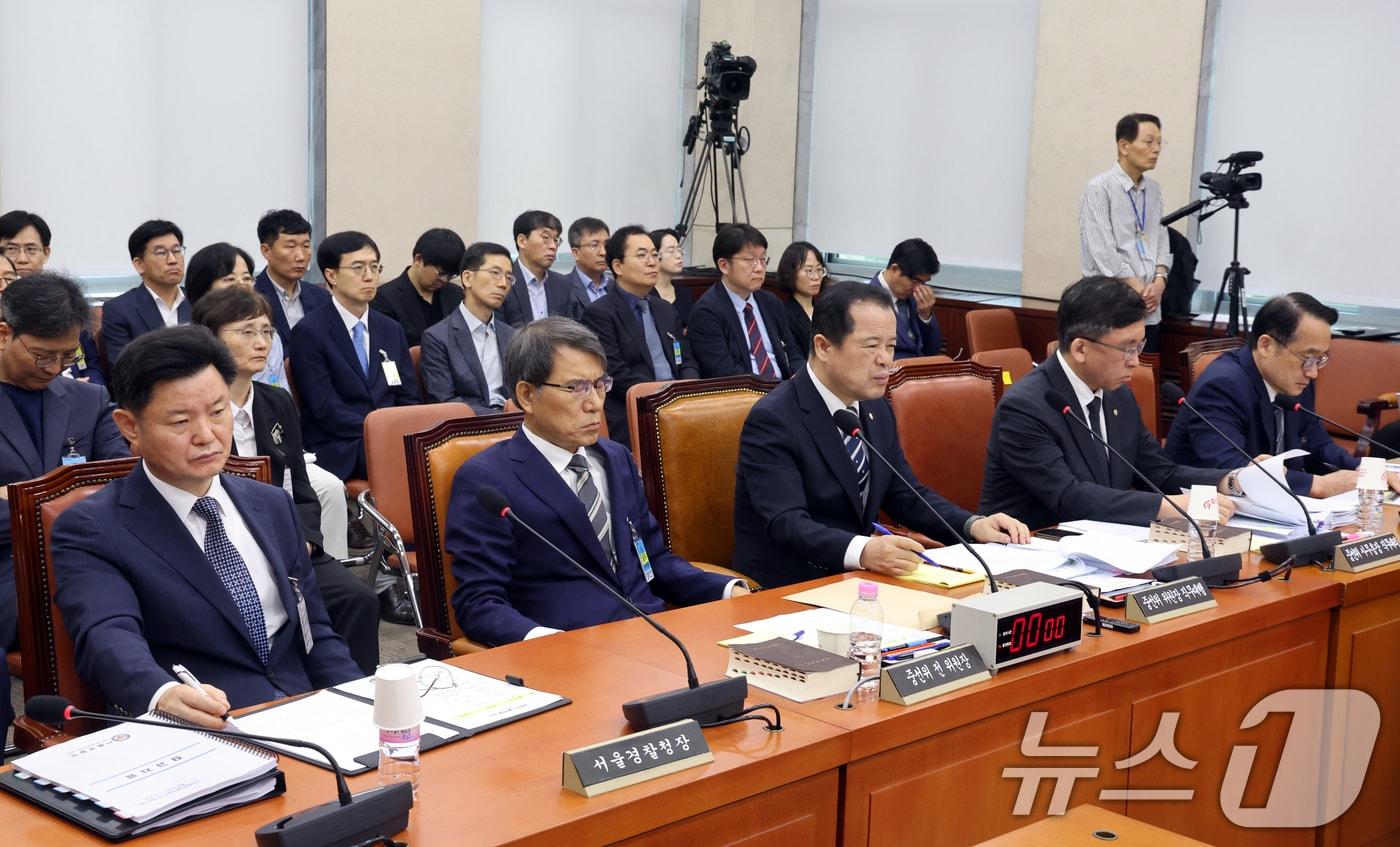 본문 이미지 - 7월 22일 서울 여의도 국회에서 열린 제9회 전국동시 지방선거 투표용지 부족사태 등 국민참정권 침해 진상규명 및 선거관리 개혁을 위한 국정조사특별위원회 제6차 전체회의 제2차 청문회에서 증인들이 자리하고 있다. 앞줄 왼족부터 박정보 서울경찰청장, 노태악 전 중앙선거관리위원장, 위철환 선관위원장 직무대행, 강동완 선관위 사무총장 직무대리, 허철훈 전 선관위 사무총장. 2026.7.22 ⓒ 뉴스1 황기선 기자