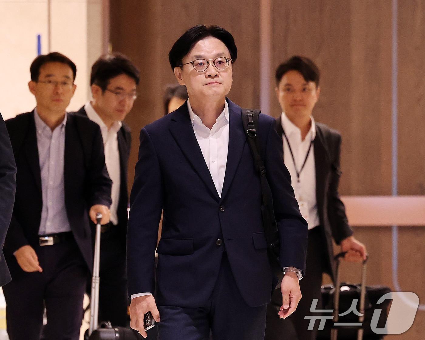 본문 이미지 - 김정관 산업통상부 장관이 22일 인천국제공항 제2여객터미널을 통해 미국 워싱턴으로 출국하고 있다. 김 장관은 23일(현지시간) 열리는 한미 조선협력센터(KUSPC) 개소식에 참석하고, ‘쿠팡 사태’ 등 한미 통상 현안과 대미 투자 프로젝트 후속 조치를 논의할 예정이다. 2026.7.22 ⓒ 뉴스1 박지혜 기자