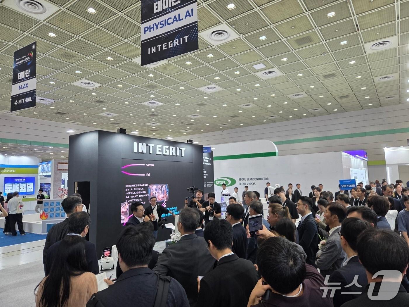 본문 이미지 - 참관객들이 서울 코엑스에서 열린 'K-디스플레이' 전시회에서 부스 투어를 하고 있다. 2026. 7. 22/뉴스1 황진중 기자