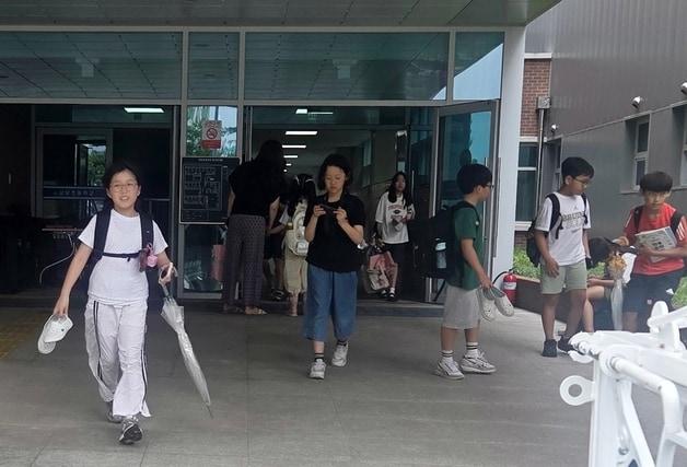 본문 이미지 - 22일부터 여름방학을 시작한 청주 상당초등학교 학생들이 밝은 표정으로 하교하고 있다.(독자 제공. 재판매 및 DB금지)