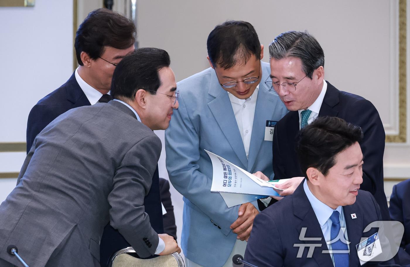 본문 이미지 - 김용범 정책실장과 박홍근 기획예산처 장관, 전재수 부산시장, 김상욱 울산시장이 22일 청와대에서 열린 지역·필수·공공의료 간담회에서 대화를 하고 있다. 2026.7.22 ⓒ 뉴스1 이재명 기자