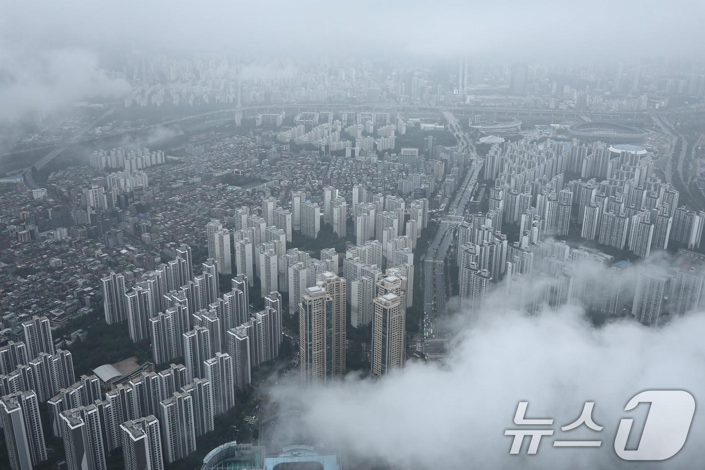 본문 이미지 - 서울 송파구 잠실 롯데월드타워 서울스카이에서 바라본 서울 아파트 전경. 2026.7.22 ⓒ 뉴스1 김도우 기자