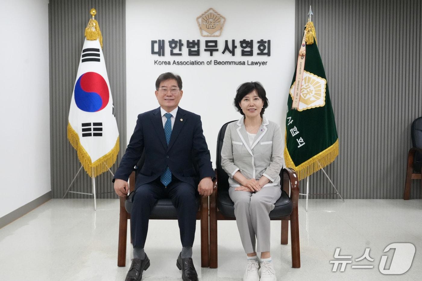 본문 이미지 - 22일 신용회복위원회와 대한법무사협회는 채무조정 이용자 피해 예방과 정확한 제도 안내를 위한 협력 방안을 논의했다. (우측부터) 대한법무사협회 이강천 협회장, 신용회복위원회 김은경 위원장. 2026.07.22 / 사진제공=신용회복위원회