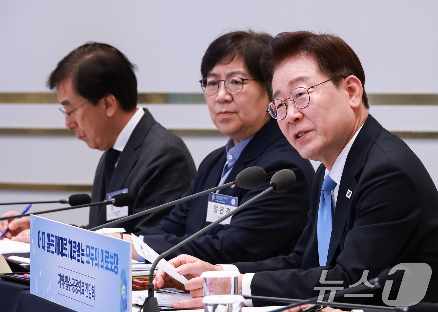 본문 이미지 - 이재명 대통령이 22일 청와대에서 열린 지역·필수·공공의료 간담회에서 발언하고 있다. 2026.7.22 ⓒ 뉴스1 이재명 기자
