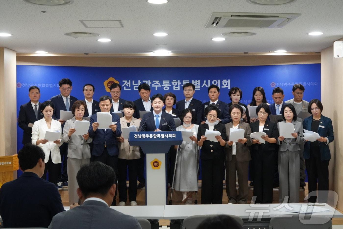 본문 이미지 - 전남광주통합특별시의회 의원들이 22일 브리핑룸에서 자치구와 보통교부세 직접교부 등 재정제도 개선을 촉구하고 있다.(의회 제공. 재배포 및 DB 금지)