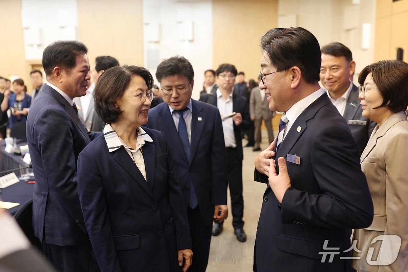 본문 이미지 - 이기형 시장이 22일 경기도경제과학진흥원에서 열린 민선9기 첫 '도-시군 간담회'에 참석해 추미애 경기도지사와 만나 이야기하고 있다. (김포시 제공.재판매 및 DB금지)