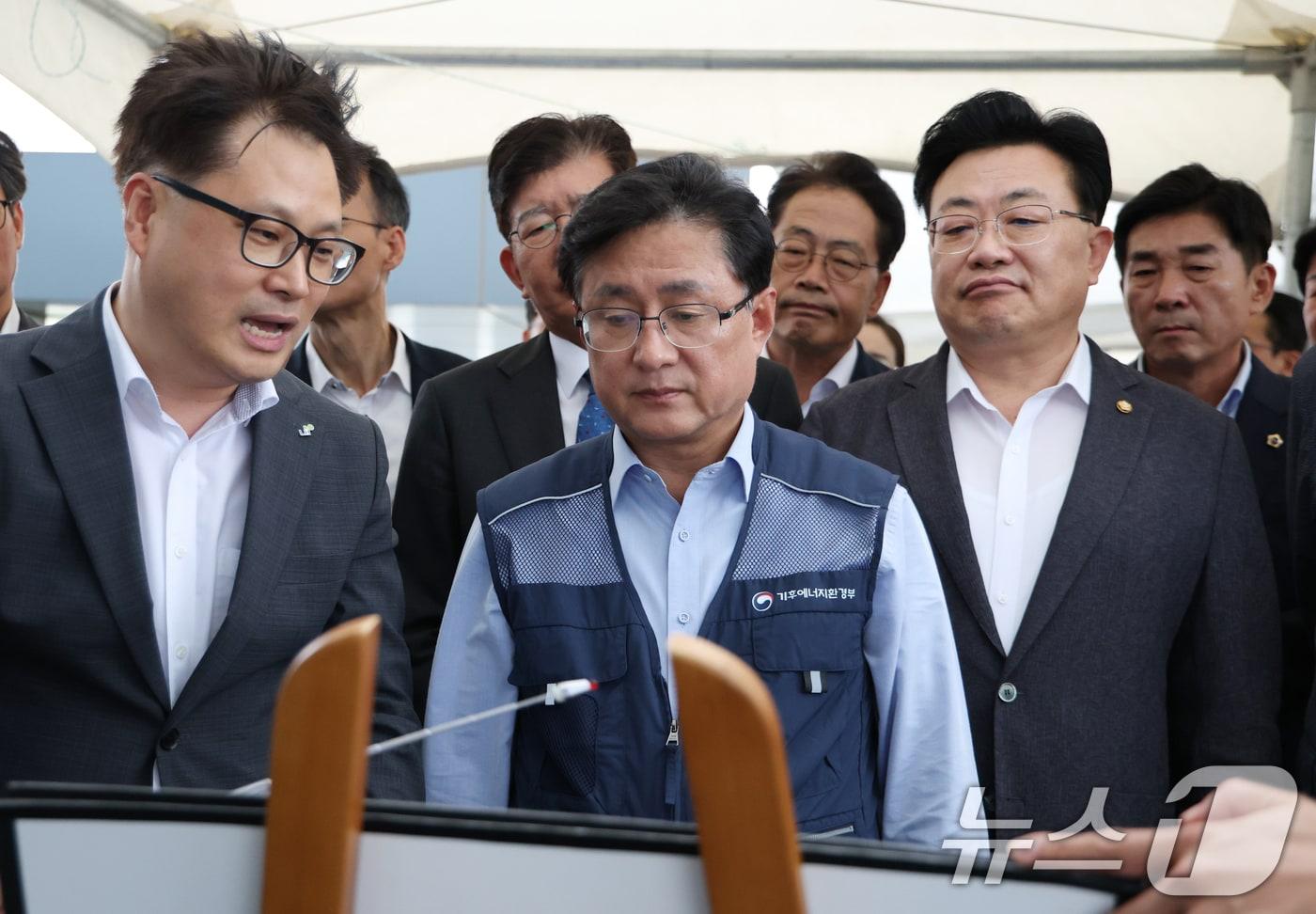 본문 이미지 - 김성환 기후에너지환경부 장관이 경기 용인시 처인구 이동읍 용인 반도체 국가산단 부지에서 현황 브리핑을 듣고 있다. 2026.7.22 ⓒ 뉴스1 김영운 기자