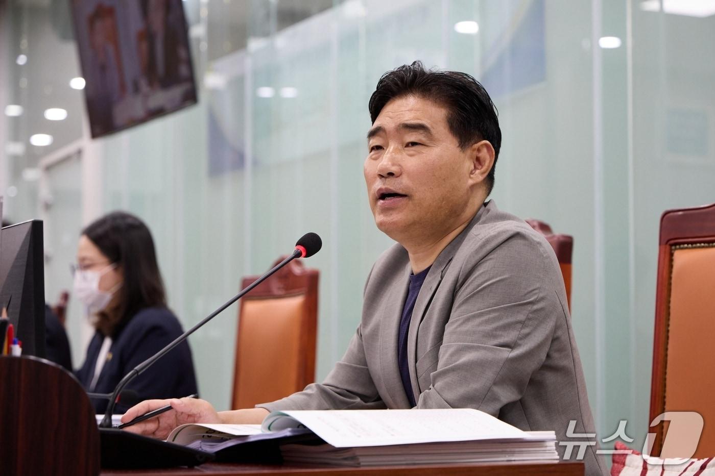 본문 이미지 - 지난 21일 경기도의회 임시회 기획재정위원회에서 업무보고를 받고 있는 김운남 도의원. (경기도의회 제공, 재판매 및 DB금지)
