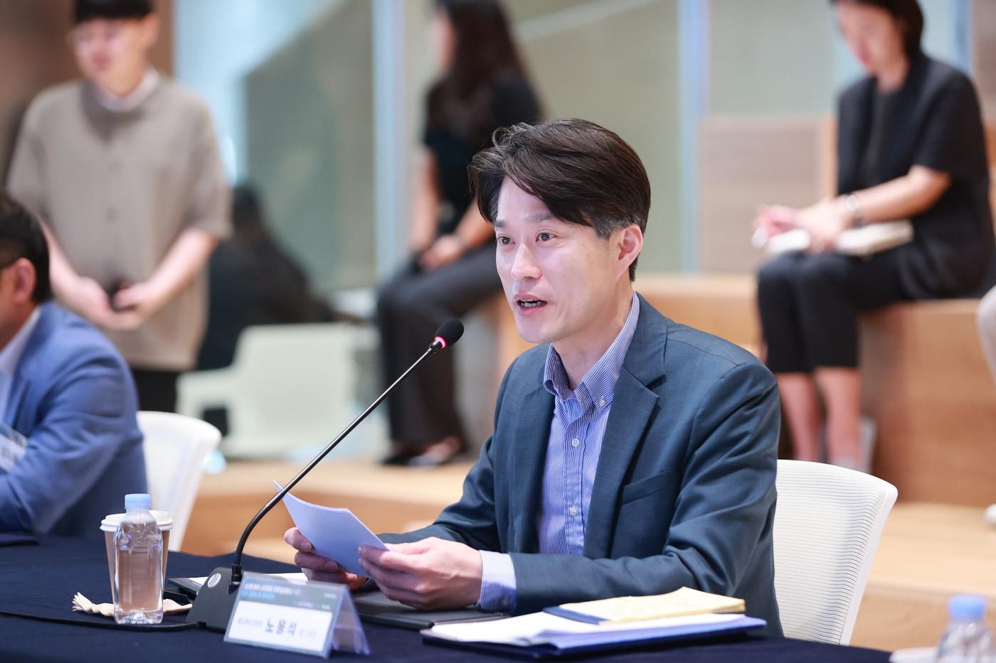 본문 이미지 - 노용석 중소벤처기업부 제1차관이 22일 서울특별시 마포구 스타트업벤처 캠퍼스 서울(SVC 서울)에서 열린 '신산업 분야 스타트업 관련 규제 발굴 및 해소를 위한 현장 간담회'에서 인사말을 하고 있다.(중소벤처기업부 제공)