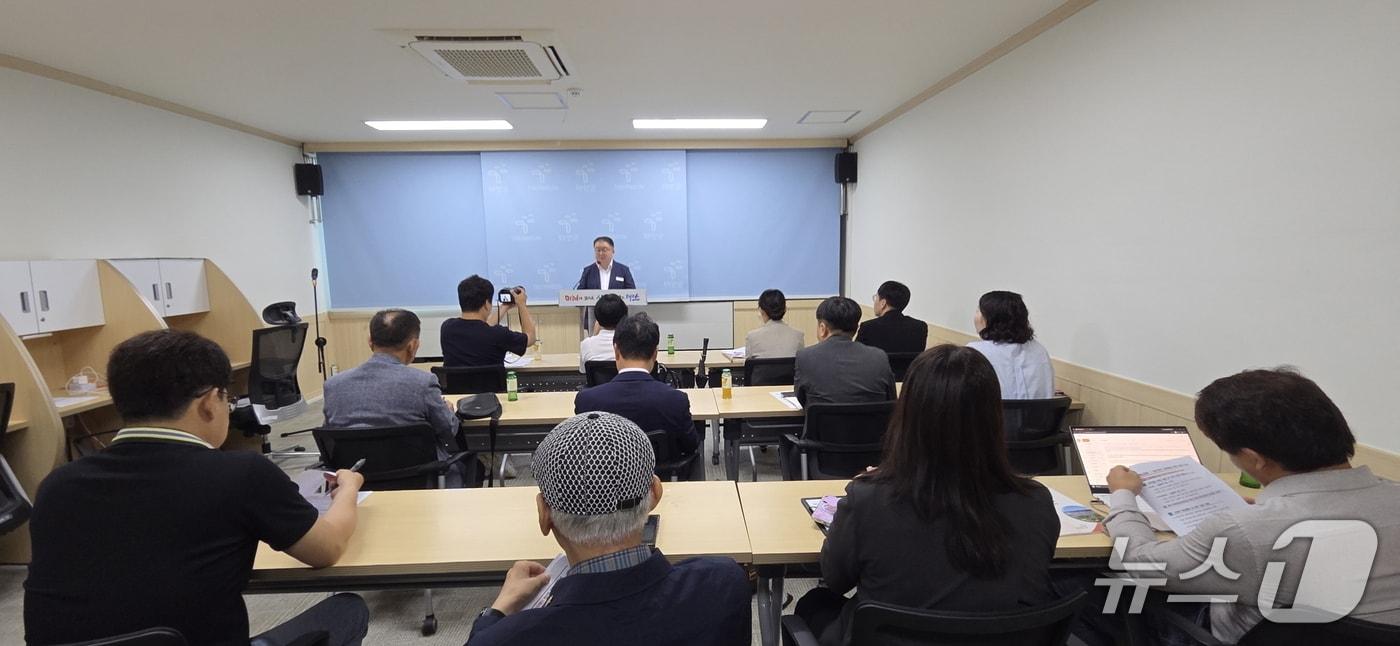 본문 이미지 - 22일 군청 브리핑룸에서 브리핑 중인 전진봉 기획예산담당관(태안군 제공. 재판매 및 DB금지)/뉴스1