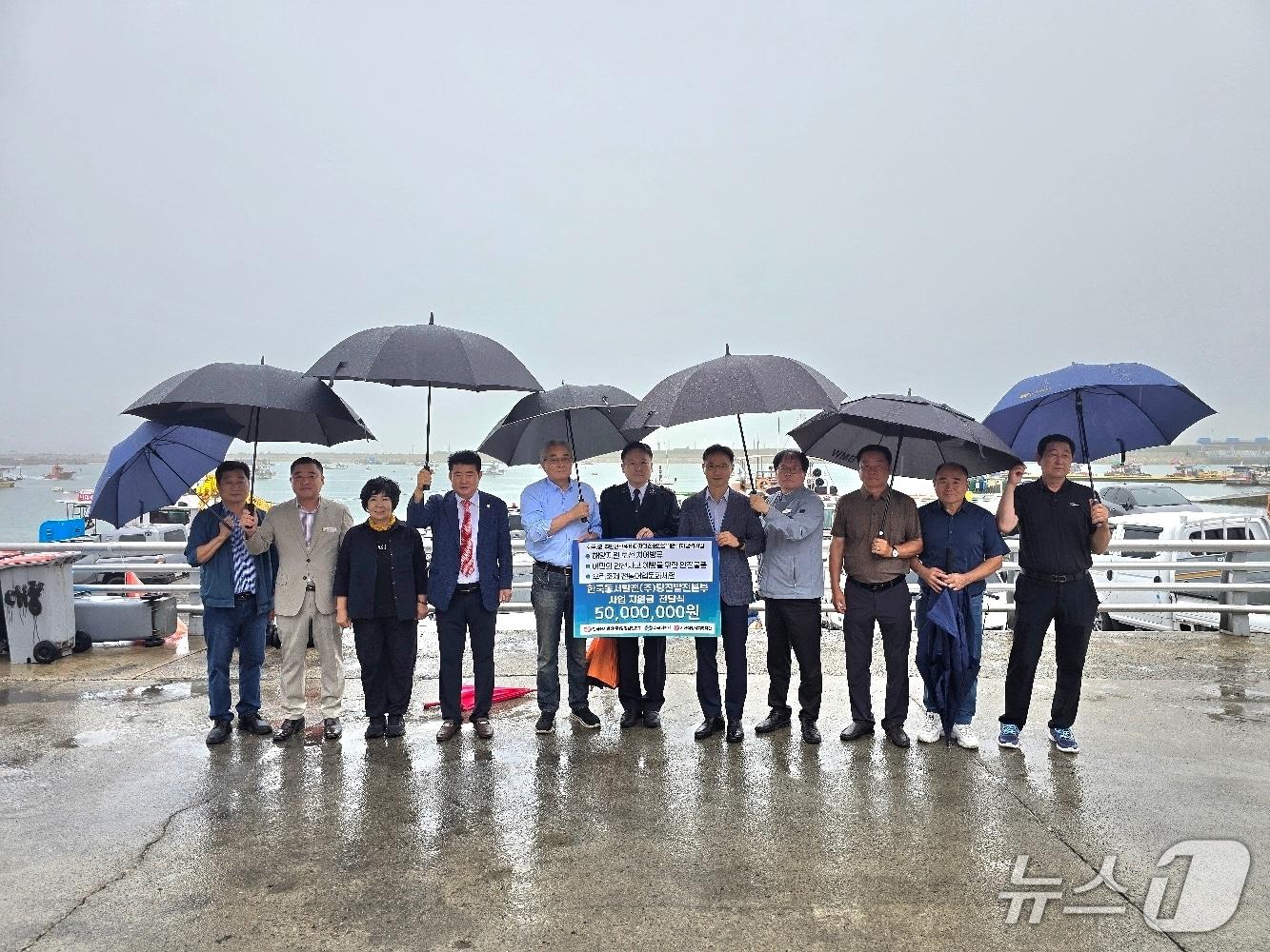 본문 이미지 - 22일 당진발전본부는 서산 삼길포 수산시장 선착장에서 화곡어촌계에 바다가꾸기 사업비 전달식을 가졌다.(당진발전본부 제공. 재판매 및 DB금지)/뉴스1